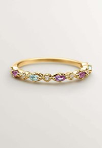 Anillo de oro con piedras preciosas en corte marquesa alternando en tonos rosa, azul y transparente, con engastes intrincados que crean un patrón ondulado a lo largo de la banda.