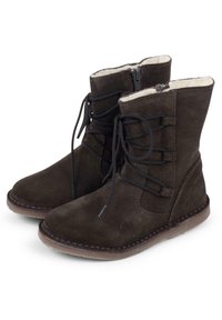 Botas de tobillo de ante marrón con diseño de cordones, cremallera lateral y forro interior suave. Suela plana con detalles de costura.