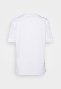 Vit bomulls T-shirt med korta ärmar och en klassisk rund halsringning, med en heltäckande baksida utan mönster eller dekorationer.