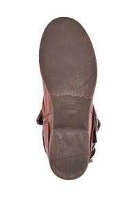 Bota de cuero marrón con suela de goma texturizada, que presenta una puntera redonda, hebilla lateral y tacón plano. La suela tiene un diseño de agarre con patrón.