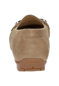 Beige Wildlederschuh mit glatter Textur, abgerundeter Form und brauner Gummisohle. Merkmale sind ein Markenabsatz und minimalistische Nähte.
