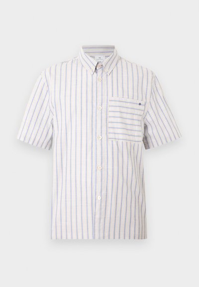 Πουκάμισο με κοντά μανίκια και κουμπιά, με κάθετες ρίγες σε μπλε και μπεζ χρώμα και τσέπη στο στήθος με οριζόντιες ρίγες σε λευκό φόντο.