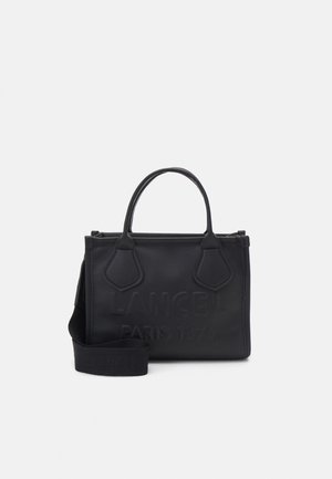 Zwarte leren handtas met het gegraveerde logo "LANCEL PARIS 1976", dubbele handgrepen, afneembare schouderriem, gestructureerde vorm en zachte textuur.
