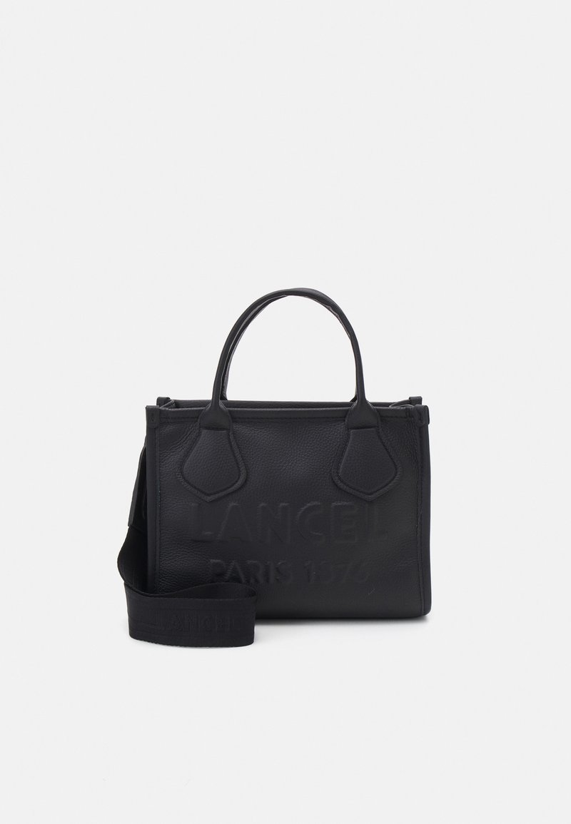 Czarna skórzana torebka z wytłoczonym logo "LANCEL PARIS 1976", podwójne uchwyty, zdejmowany pasek na ramię, usztywniony kształt i miękka faktura.