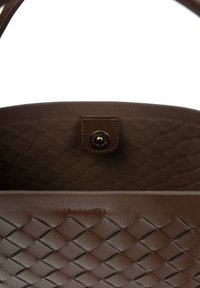 Borsa a tracolla in pelle intrecciata marrone con interno liscio, chiusura a scatto dorata e motivo testurizzato all'esterno.