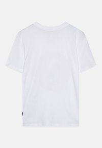 T-shirt in cotone bianco, maniche corte, scollatura rotonda. Presenta un'etichetta sul lato sinistro in basso. Nessuna grafica o motivo sul retro.