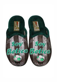 Zapatillas verdes y marrones con un diseño de balón de fútbol, las palabras "Soy Betico" y una textura suave con interior acolchado. Fabricadas en España.