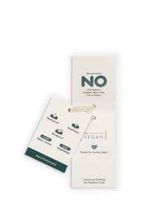 Eticheta de îmbrăcăminte vegană cu fundal crem, text verde și pictograme care indică caracteristicile impermeabile, rezistente la vânt și respirabile. Textul subliniază practici etice.