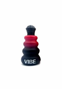 Flaska med matt yta, som har en gradient från röd till svart, kurvig form, svart kork och vit text "VIBE" på framsidan.