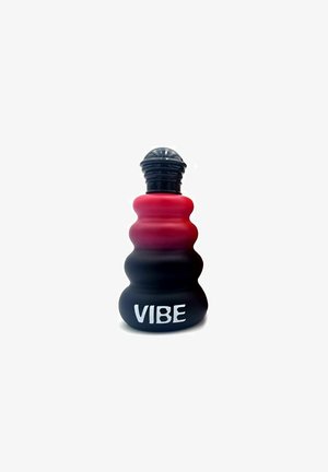 Pullo verhoillalla, jossa on punaisesta mustaan kulkeva gradientti, kaareva muoto, musta korkki ja valkoinen "VIBE" -teksti edessä.
