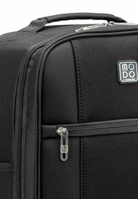 Maleta negra con un acabado texturizado, doble cremallera y un acento de marca con un logotipo rectangular. Diseño compacto con un asa de transporte resistente.