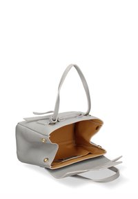 Borsa a mano in pelle grigia con due manici superiori, aperta che mostra un interno beige e scomparti, con dettagli in metallo dorato e superficie texturizzata.