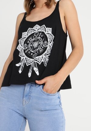 Zwarte mouwloze tanktop met een wit mandala ontwerp en veren, gemaakt van een zachte stof, met een losse, cropped pasvorm.