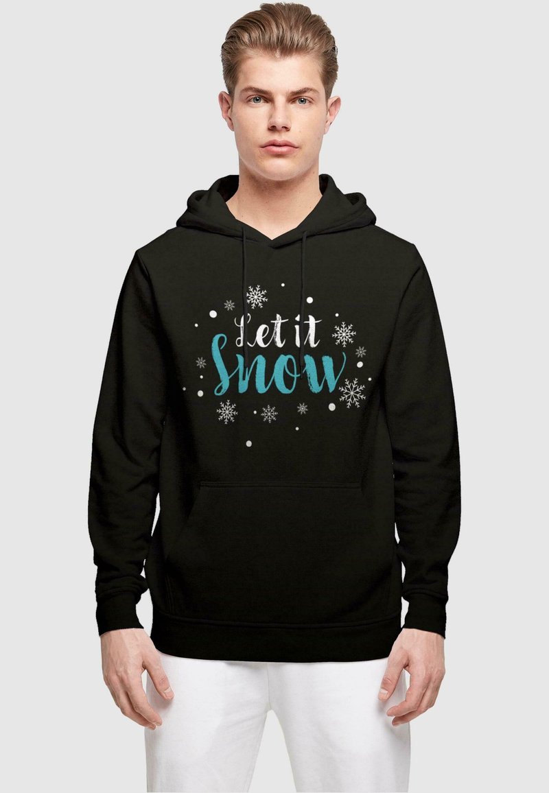 Sort hættetrøje med teksten "Let it Snow" i hvidt og aqua, omgivet af snefnug og prikkede design. Kængurulomme og snøre i hætten.