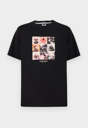 Czarny T-shirt z krótkim rękawem z kolorowym dziewięciopanelowym kolażem graficznym przedstawiającym twarze, postacie, symbol płomienia oraz napis "WEEKEND OFFENDER ADMIT NOTHING".