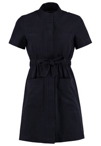Robe à manches courtes en tissu bleu marine foncé, avec une fermeture boutonnée sur le devant, une ceinture à la taille et deux poches poitrine pratiques.