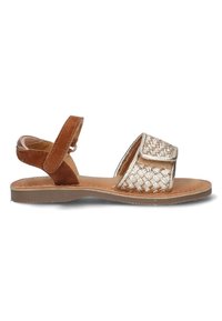 Brune ruskind og vævede metalliske sølv sandaler med justerbar ankelrem og flad sål, der har en dekorativ spænde på den vævede del.