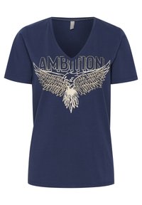 Maglietta blu navy con scollo a V, caratterizzata da una grafica dorata di un'aquila con le ali spiegate e la parola "AMBIZIONE" sopra di essa.