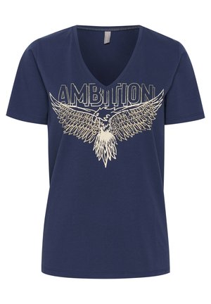 Granatowa koszulka z dekoltem w serek, ozdobiona złotą grafiką orła z rozwiniętymi skrzydłami oraz słowem "AMBICJA" powyżej.