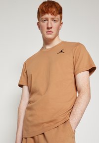 Jordan JUMPMAN CREW - Tricou basic - legend dk brown/(black)