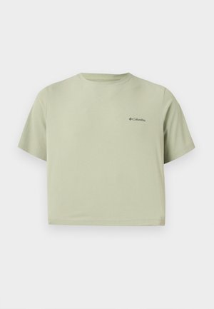 Tricou Columbia verde deschis cu mâneci scurte, decolteu rotund și logo mic pe partea stângă a pieptului, pe un fundal alb simplu.