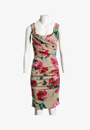 Robe beige sans manches avec imprimé floral rose et rouge, détails froncés et encolure drapée sur un mannequin blanc.