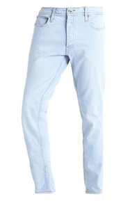 Vaqueros de mezclilla azul claro con un corte ajustado, que presentan cierre frontal de botones, cinco bolsillos y detalles sutiles de costura a lo largo de las costuras.