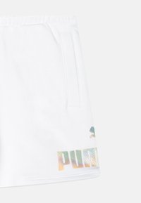Pantalones cortos deportivos blancos fabricados con tela suave, que cuentan con bolsillos laterales y un logo impreso en degradado en colores pastel en el dobladillo.