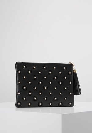 Pochette en cuir noir avec fermeture éclair dorée, décorée de motifs floraux perforés et de petites embellissements perle, avec une fermeture à pompon.