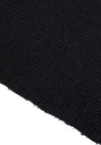 Teksturowana czarna tkanina o miękkiej, puszystej powierzchni. Materiał wydaje się gruby i ciepły, z nieco nieregularnym brzegiem.