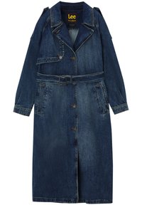 Long manteau en denim avec une teinte bleu foncé, col cranté, taille ceinturée, poches avant et fermeture à boutons au centre.
