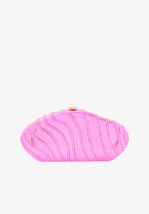 Roze acrylaat clutch met golvend oppervlakontwerp. Voorzien van een goudkleurige sluiting aan de bovenkant. De gladde textuur versterkt de algehele esthetiek.