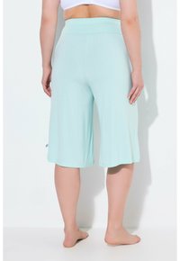 Lichtblauwe katoen shorts tot de knie met een brede, elastische tailleband. Gladde textuur, geen zichtbare patronen of hardwaredetails.
