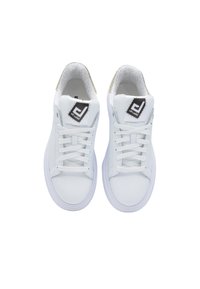 Sneaker sintetiche bianche con superficie liscia, design a punta rotonda, collo foderato in tessuto e lacci bianchi piatti. Presentano un'etichetta logo bianco e nero.