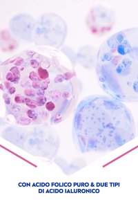 Sfere traslucide colorate di dimensioni variabili, con tonalità di rosa e blu, contenenti bolle visibili e riflessi su uno sfondo bianco.