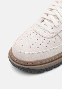 Nike Sportswear AIR FORCE 1 LUXE UNISEX - Joggesko - lt orewood brown/sail/dark brown/anthracite