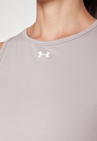Ljusgrå atletisk tanktop med rundad halsringning, prydd med en vit Under Armour-logotyp på bröstet och en slät, elastisk tygtextur.