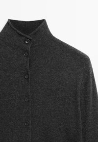 Cardigan grigio scuro con colletto alto, dotato di sei bottoni neri, una texture morbida e un design a maglia liscia.