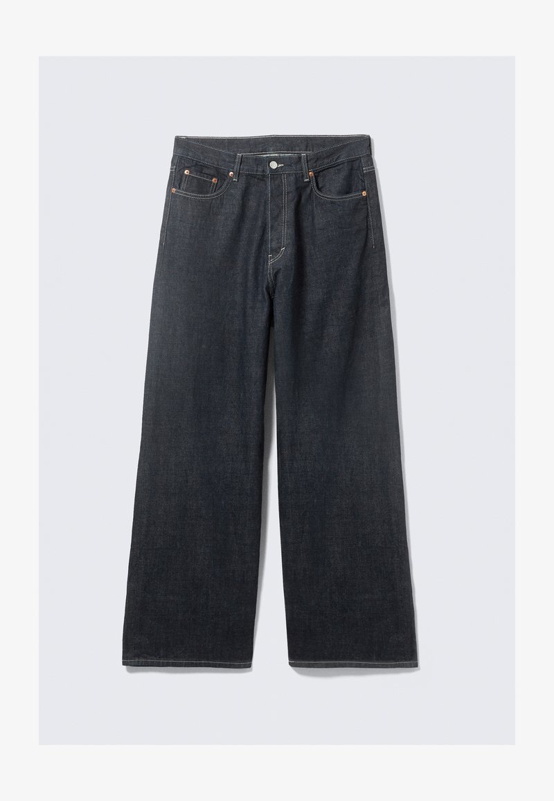 Dunkelblaue, weit geschnittene Jeans aus Denim mit fünf Taschen, Kupfernieten und einer Knopfleiste, flach auf einem hellen Hintergrund liegend.