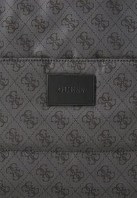 Guess PUFFY DIAPER BAG UNISEX - Stelleveske - jet black