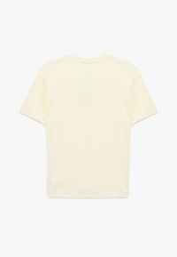 Lyhythihainen t-paita pehmeästä vaaleankeltaisesta puuvillasta. Yksinkertainen pyöreä kaula-aukko, rento istuvuus, yksivärinen selkä ilman kuvioita tai koristeita.