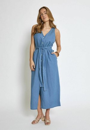 Denim midi-klänning med v-ringning, ärmlös design, bälte i midjan och knäppning framtill. Färgen är ljusblå med en mjuk textur.