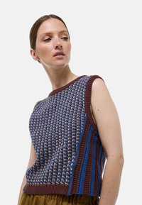 Débardeur tricoté sans manches avec un devant à motifs multicolores en bleu, marron et beige, côtés texturés et finitions côtelées.