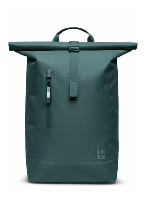 Zaino roll-top verde scuro con tasca frontale verticale con cerniera, chiusura con fibbia, manico superiore e logo "GOT BAG" in basso a destra.