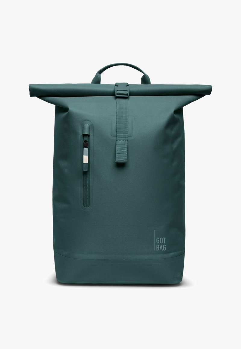 Sac à dos roll-top vert foncé avec une poche zippée verticale à l'avant, fermeture par sangle à boucle, poignée supérieure et logo "GOT BAG" en bas à droite.