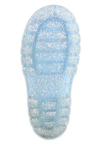 Semelle de chaussure bleue transparente avec paillettes, présentant un motif de semelle et un bord arrondi. La lumière se reflète sur les accents scintillants.