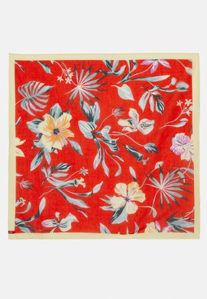 Rode vierkante sjaal met gele rand, met grote tropische bloemen en groene bladeren in een verspreid botanisch patroon.