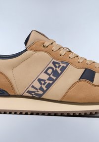 Sneaker beige e marrone con una striscia navy che presenta la parola "NAPA", realizzato in suede e pelle liscia, con una suola textured.