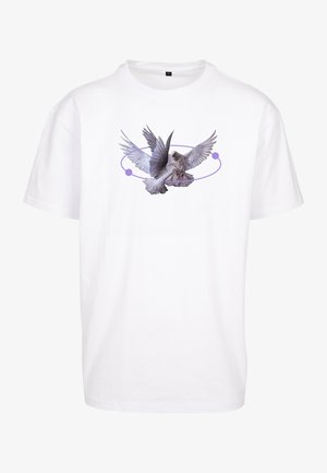 Weißes Baumwoll-T-Shirt mit einem Grafikdesign eines Vogels mit ausgebreiteten Flügeln, umgeben von einem lila kreisförmigen Muster. Kurze Ärmel, lockere Passform.