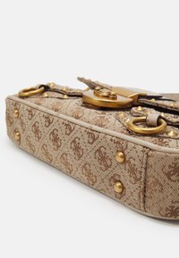 Guess SARDINIA VINTAGE BAG - Torba čez telo - latte